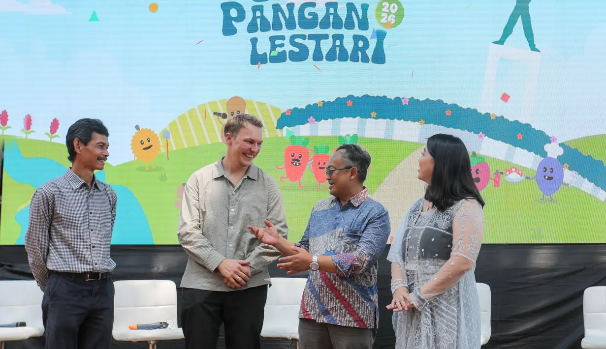 Jarot Indarto, Direktur Pangan dan Pertanian Kementerian PPN/Bappenas; Esben Marcussen, Counsellor Climate and Forest Kedutaan Besar Norwegia untuk Indonesia; Mochamad Saleh Nugrahadi, Asisten Deputi Cadangan Pangan dan Bantuan Pangan Kementerian Koordinator Bidang Pangan; serta Gina Karina, Kepala Sekretariat Koalisi Sistem Pangan Lestari (KSPL), menghadiri Festival Jejak Pangan Lestari 2026 di Taman Lapangan Banteng, Jakarta Pusat, Sabtu (10/10/2026). Festival yang diselenggarakan KSPL ini menjadi wadah kolaborasi dan edukasi untuk mendorong transformasi sistem pangan Indonesia yang sehat, tangguh, adil, dan berkelanjutan. (KLY/Budy Santoso)