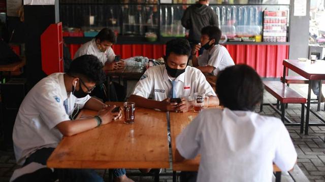 Viral Warkop Pitulikur Surabaya, Sediakan WiFi Gratis Untuk Sekolah Online. (Sumber: Instagram/warkoppitulikur)