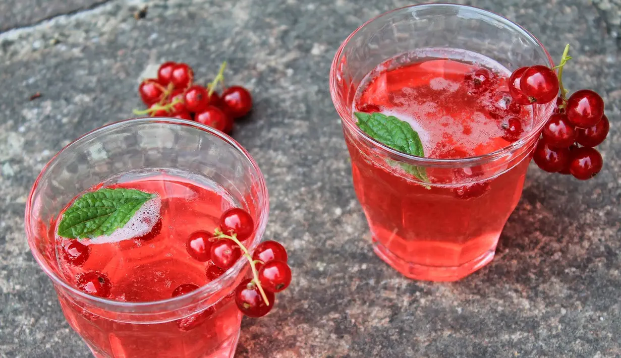 Minuman menyegarkan lain yang mudah dibuat saat momen Lebaran adalah es sirup. Anda bisa membuatnya dengan sangat mudah. Cukup mencampurkan sirup, air dan es batu. (Istimewa)