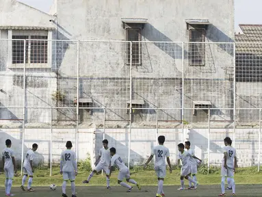 Para pesepak bola muda dari Aji Santoso International Football Academy (ASIFA) melakukan latihan rutin di Malang, Jawa Timur. (Bola.com/Vitalis Yogi Trisna)