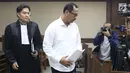 Kepala Kanwil Kemenag Jawa Timur, Haris Hasanuddin yang juga tersangka dugaan pemberian suap kepada anggota DPR Romahurmuziy (tengah) tertunduk usai menjalani sidang pembacaan dakwaan di Pengadilan Tipikor, Jakarta, Rabu (29/5). (Liputan6.com/Helmi Fithriansyah)