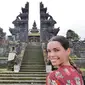 Istri Dani Alves, Joana Sanz, mengunjungi Pura Besakih Karangasem. (Instagram)