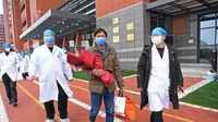 Seorang pasien yang dinyatakan sembuh dipulangkan dari Rumah Sakit Afiliasi Pertama Universitas Nanchang di Nanchang, Provinsi Jiangxi, China timur, pada 27 Januari 2020. Dia merupakan pasien coronavirus pertama yang sembuh di Provinsi Jiangxi. (Xinhua/Wan Xiang)