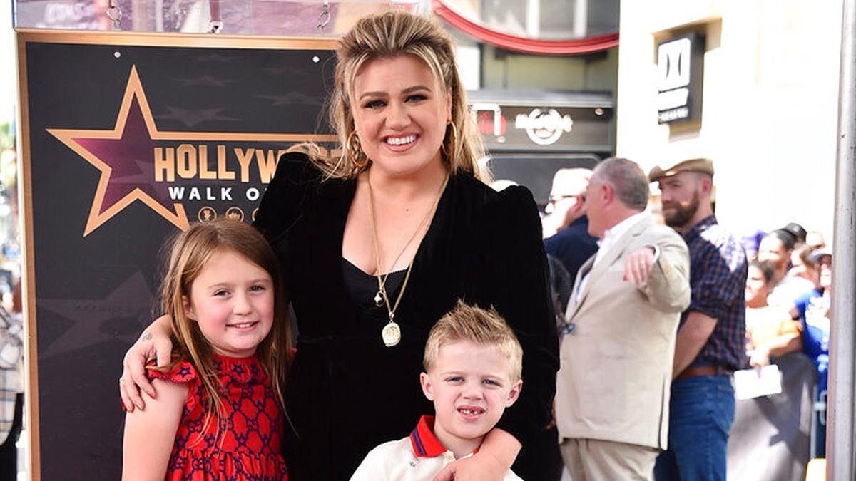 Kelly Clarkson Tetap Bersikap Protektif pada Brandon Blackstock, Meski Lalui Perceraian yang Rumit