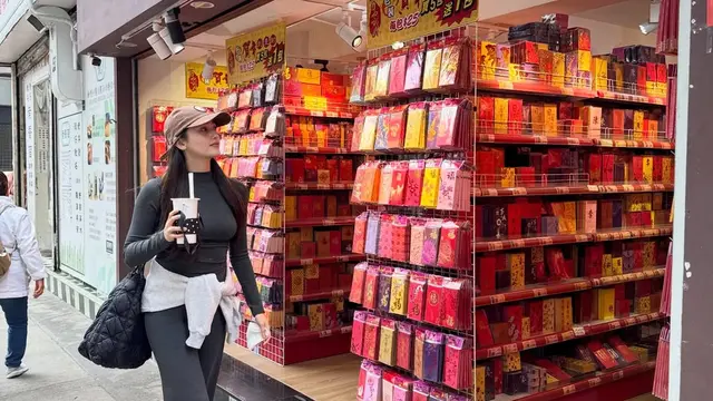 Dari Sporty sampai Feminin, Gaya Liburan Ranty Maria di Hong Kong yang Stylish dan Effortless