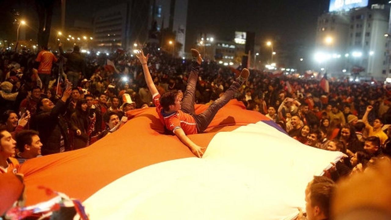 Bentrokan sengit polisi vs suporter hiasi pesta juara Chile