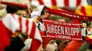 Seorang suporter Liverpool membentangkan syal dukungan kepada pelatih baru Liverpool, Jurgen Klopp. (Action Images via Reuters/Carl Recine). 