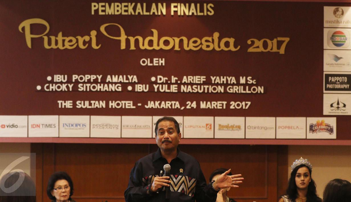 Menteri Pariwisata, Arief Yahya memberikan pembekalan kepada finalis Puteri Indonesia 2017, Jakarta, Jumat (24/3). Pembekalan diharapkan dapat memberikan wawasan dan pengetahuan pariwisata Indonesia. (Liputan6.com/Herman Zakharia)