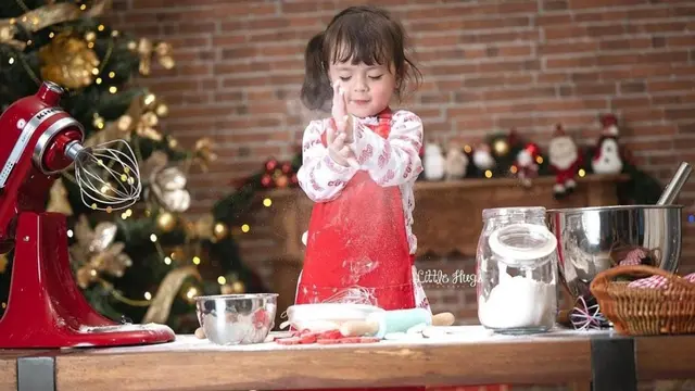 Potret Gemas Chloe Anak Asmirandah saat Bikin Adonan Kue, Gayanya Bak Chef Profesional