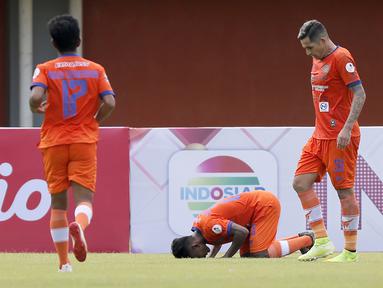 Gelandang Persiraja Banda Aceh, Assanur Rijal bersujud usai mencetak gol ketiga timnya ke gawang Persita Tangerang dalam laga Grup D Piala Menpora 2021 di Stadion Maguwoharjo, Sleman, Rabu (24/3/2021). Persiraja menang 3-1 atas Persita. (Bola.com/Arief Bagus)