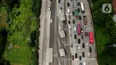 <p>Foto aerial kendaraan terjebak macet di Pintu Tol Cikupa, Tangerang, Banten, Kamis (28/4/2022). Memasuki H-4 Hari Raya Idulfitri 1443 H atau Lebaran 2022, kendaraan pemudik dengan menggunakan kendaraan pribadi mengular di pintu tol Cikupa arah Merak. Kemacetan terjadi kurang lebih hingga dua km meter. (Liputan6.com/Angga Yuniar)</p>
