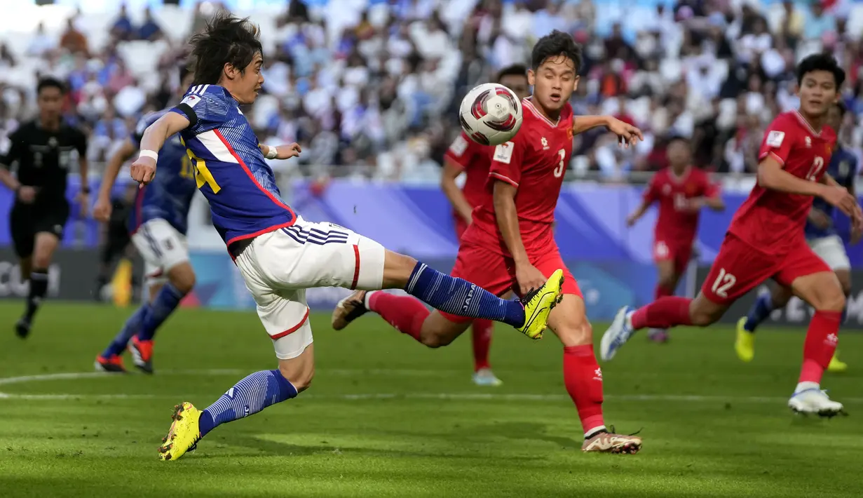 Pemain Vietnam, Vo Minh Trong (tengah kanan) berusaha menghentikan pemain Jepang, Junya Ito (kiri) pada laga Grup D Piala Asia 2023 di Al Thumama Stadium, Qatar, Minggu (14/01/2024). (AP Photo/Thanassis Stavrakis)