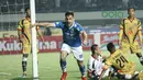 Striker Persib Bandung, Jonathan Bauman melakukan selebrasi setelah mencetak gol ke gawang Mitra Kukar di Stadion GBLA, Bandung, Jawa Barat, Minggu (8/4/2018). Persib Bandung menang 2-0. (Bola.com/Asprilla Dwi Adha)