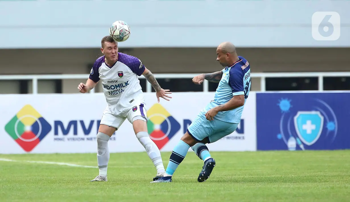Pemain Persita Tangerang, Adam Thomas Mitter menghalau bola dibayangi pemain Persela Lamongan, Ivan Carlos Franca Coelho dalam match day ketiga BRI Liga 1 2021/2022 di Stadion Pakansari, Bogor, Jumat (17/9/2021). Tim Pendekar Cisadane menang tipis 1-0 atas Persela Lamongan. (Bola.com/Ikhwan Yanuar)