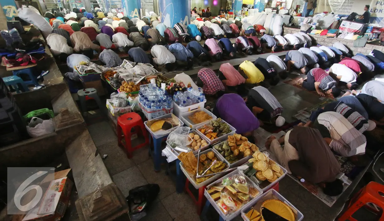 Pedagang  saat melaksanakan Salat Jumat  di Pasar Tanah Abang, Jakarta, Jumat (10/6). Salat Jumat pertama di bulan Ramadan berlangsung khidmat di pasar tersebut, meskipun dilaksanakan di tempat seadanya. (Liputan6.com/Immanuel Antonius)