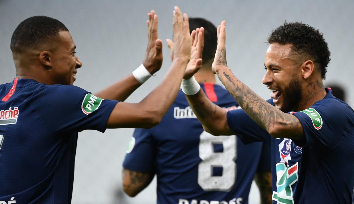 Penyerang PSG, Kylian Mbappe, merayakan gol yang dicetak Neymar ke gawang Saint-Etienne pada pertandingan final Piala Prancis di Stadion Stade de France, Sabtu (25/7/2020) dini hari WIB. PSG menang 1-0 atas Saint-Etienne. (AFP/Franck Fife)