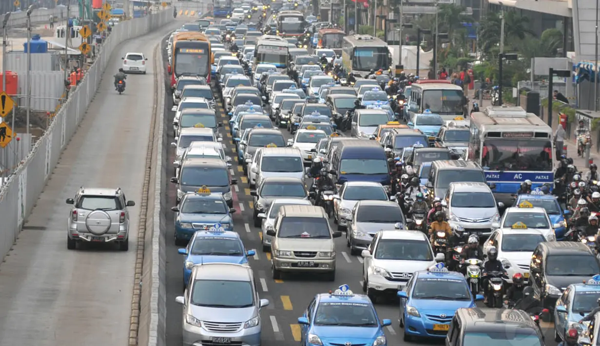 Beberapa kendaraan pribadi terlihat memasuki jalur busway yang sedang menerapkan sistem lawan arus (contraflow), Jakarta, Rabu (4/6/14). (Liputan6.com/Johan Tallo)