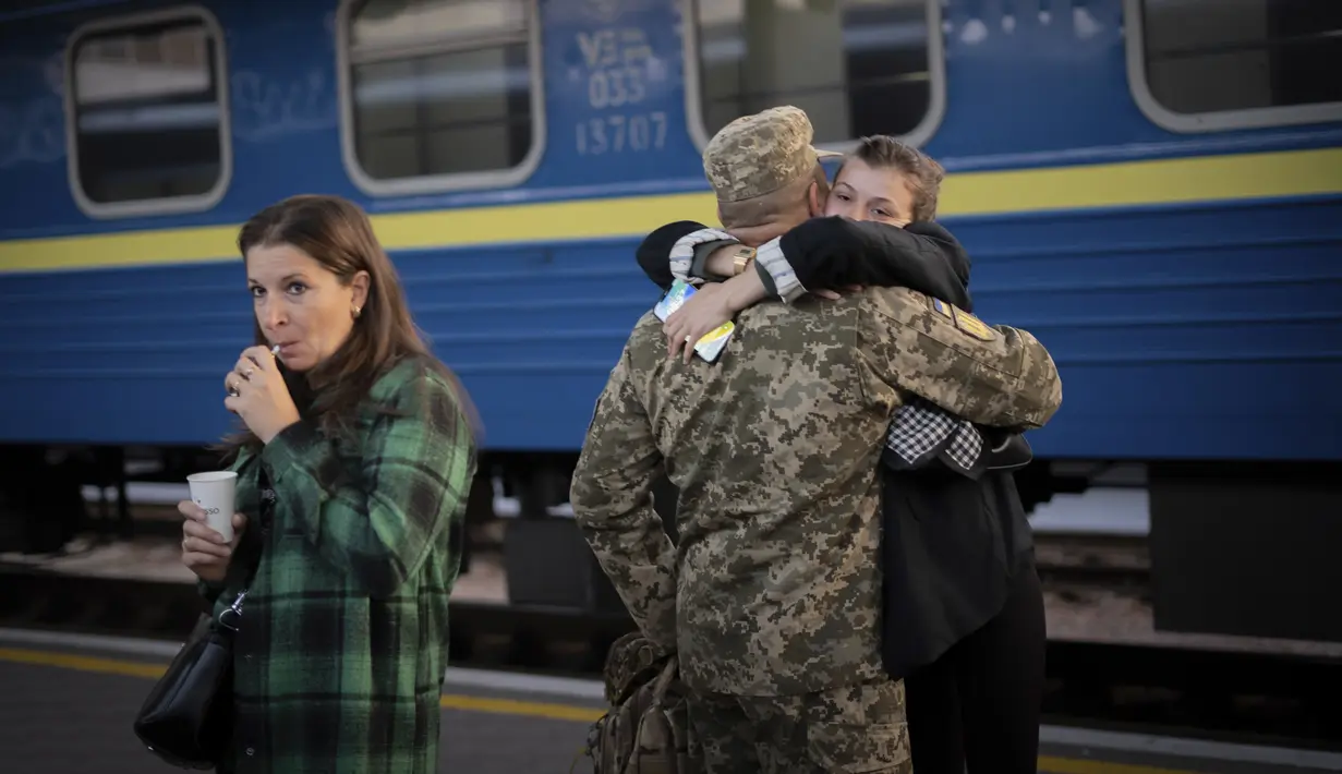 Para penumpang kereta pada rute itu adalah bagian kecil dari warga Ukraina yang masih bertahan saat ini. (AP Photo/Hanna Arhirova)