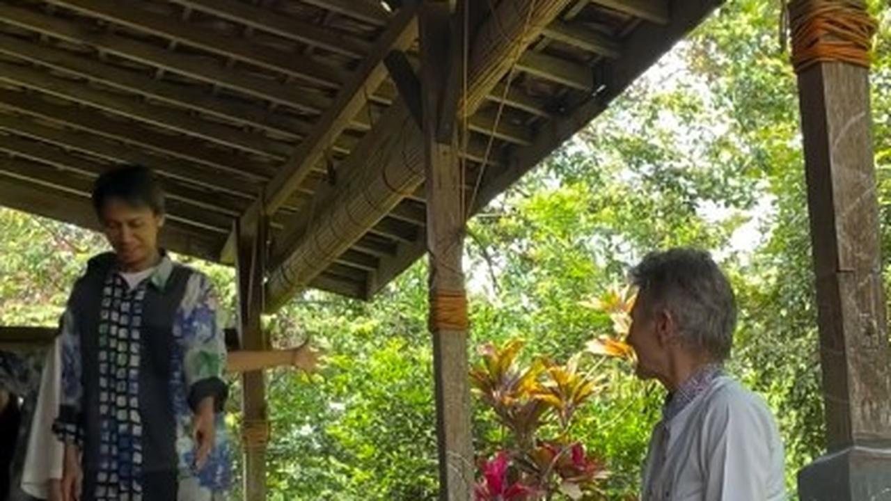 6 Potret Eross Candra Bagikan Momen Sungkeman, Bikin Ngakak Sambil Salto Pecicilan