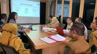 Kepala Balai Pemasyarakatan (Bapas) Surabaya, Rika Aprianti saat memaparkan di hadapan peserta rakor di ruang rapat bidang hukum Pemerintah Kota Surabaya, Senin (25/3/2024). (Tim News)