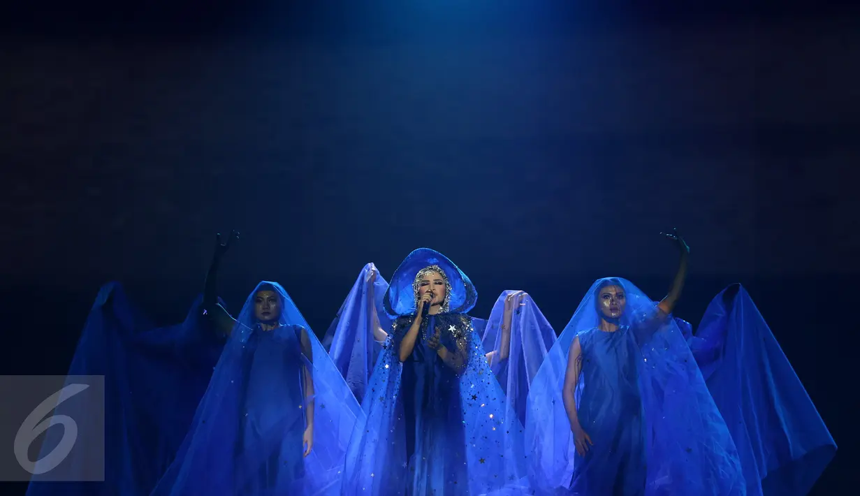Andien mengenakan gaun biru bernuansa futuristik saat Konser Metamorfosa di Jakarta Convention Center (JCC), Senayan, Jakarta, Selasa (15/9/2015). Konser ini merupakan peringatan 15 tahun pelantun Gemilang itu berkarya. (Liputan6.com/Herman Zakharia)
