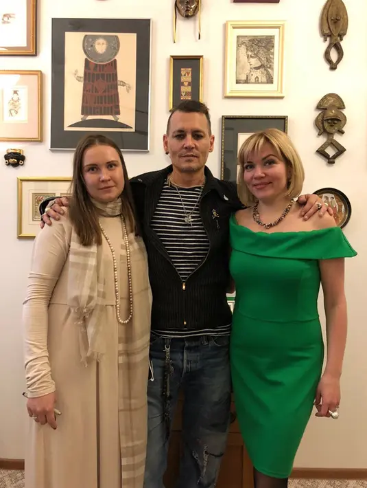 Aktor Fantastic Beasts tersebut berpose dengan fans Rusia di sebuah hotel. (HollywoodLife)