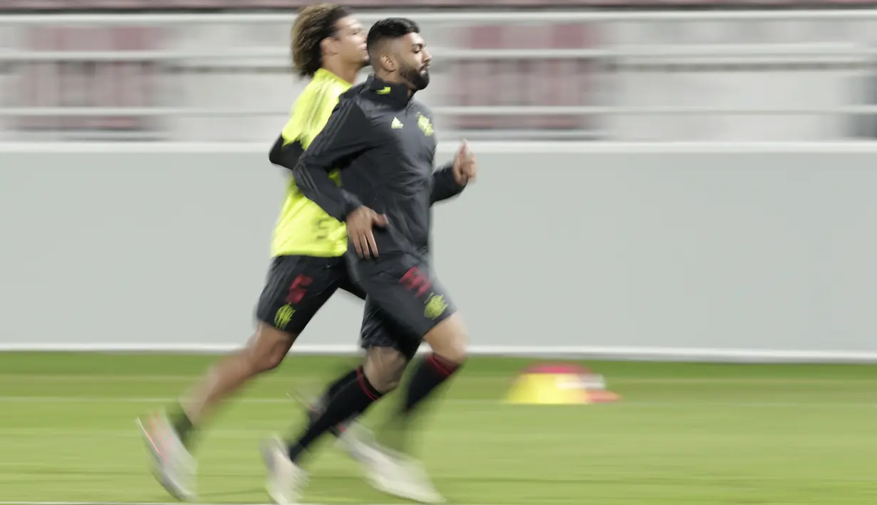 Penyerang Flamengo Gabriel Barbosa dan Willian Arao melakukan pemansan selama sesi latihan di Doha, Qatar (19/12/2019). Flamengo akan bertanding melawan Liverpool pada final Piala Dunia Antarklub 2019 di Khalifa International Stadium pada Minggu (22/12/2019) dini hari WIB. (AP Photo/Hassan Ammar)