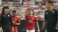 Edinson Cavani dari Manchester United melakukan selebrasi setelah mencetak gol pertama timnya pada pertandingan leg kedua Liga Europa, perempat final, leg kedua antara Manchester United dan Granada di stadion Old Trafford, di Manchester, Kamis, 15 April 2