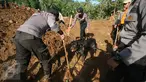 Personel kepolisan dibantu anjing pelacak melakukan pencarian korban longsor di Dusun Caok, Desa Karangrejo, Purworejo, Selasa (21/6). Kendala dalam pencarian korban saat ini material longsor berupa tanah mulai mengeras. (Liputan6.com/Boy Harjanto)