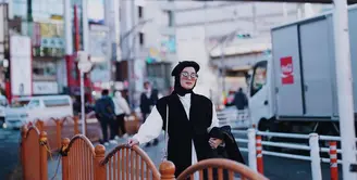 Berlibur musim dingin ke Tokyo, Dinda Hauw tampil dengan outfit stylish. Ia mengadopsi teknik layering pada gaya untuk jadikan tampilan hangat namun penuh gaya. [Foto: Instagram/ DindaHw].