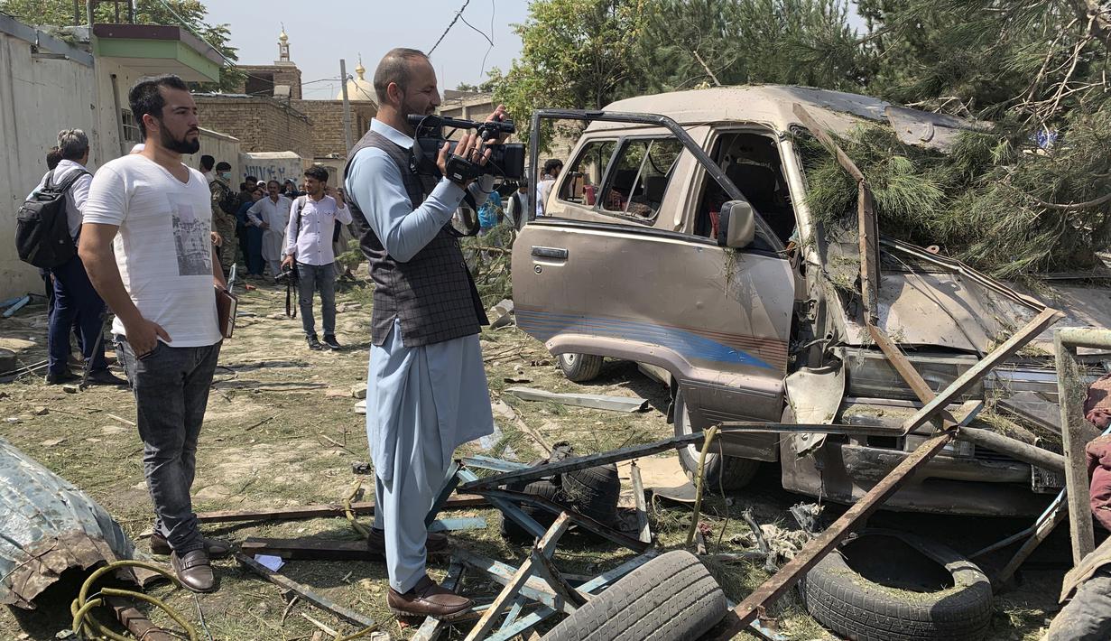 Seorang juru kamera memindai lokasi ledakan di Kabul, Afghanistan, Rabu (9/9/2020). Sejauh ini belum ada pihak yang mengaku bertanggung jawab atas aksi bom bunuh diri tersebut. Taliban dengan cepat menyangkal bahwa mereka sebagai dalang di balik serangan tersebut. (AP Photo/Rahmat Gul)