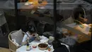 Orang-orang makan siang di restoran yang dibuka kembali di pusat perbelanjaan saat kasus COVID-19 turun di Beijing, Senin (6/6/2022). Pengunjung kembali ke restoran di sebagian besar Beijing untuk pertama kalinya dalam lebih dari sebulan sebagai pihak berwenang lebih lanjut melonggarkan pembatasan terkait pandemi wabah COVID-19. (AP Photo/Andy Wong)