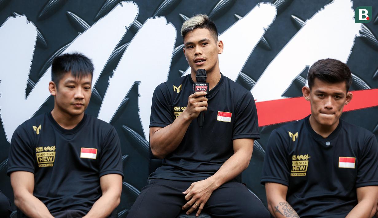 Atlet MMA, Jon Saragih memberikan keterangan saat konferensi pers mengenai pemberangkatan atlet MMA ke China yang berlangsung di Menteng, Jakarta Pusat, Senin (21/10/2024). (Bola.com/Bagaskara Lazuardi)