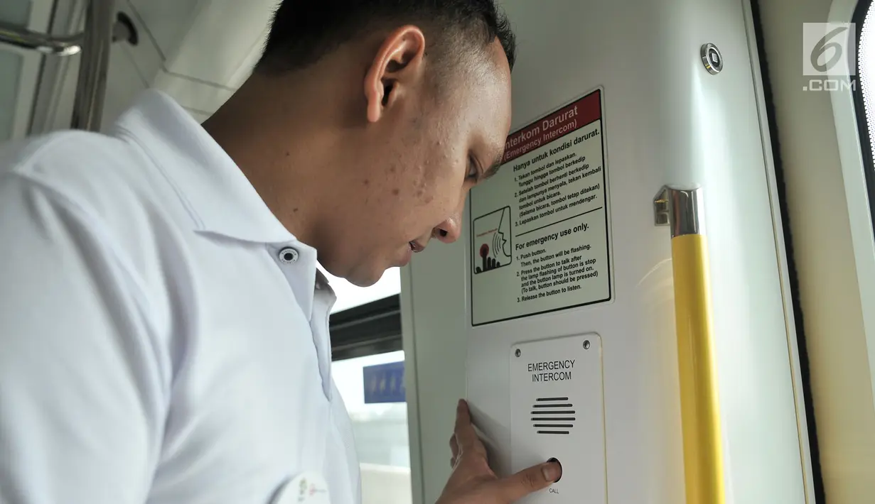 Petugas menunjukkan tombol pemberitahu masinis saat dalam perjalanan, Jakarta, Senin (20/8). Berbagai fasilitas LRT seperti pegangan tangan yang sesuai tinggi badan, hingga tombol keamanan guna menunjang kenyamanan. (Merdeka.com/Iqbal S. Nugroho)