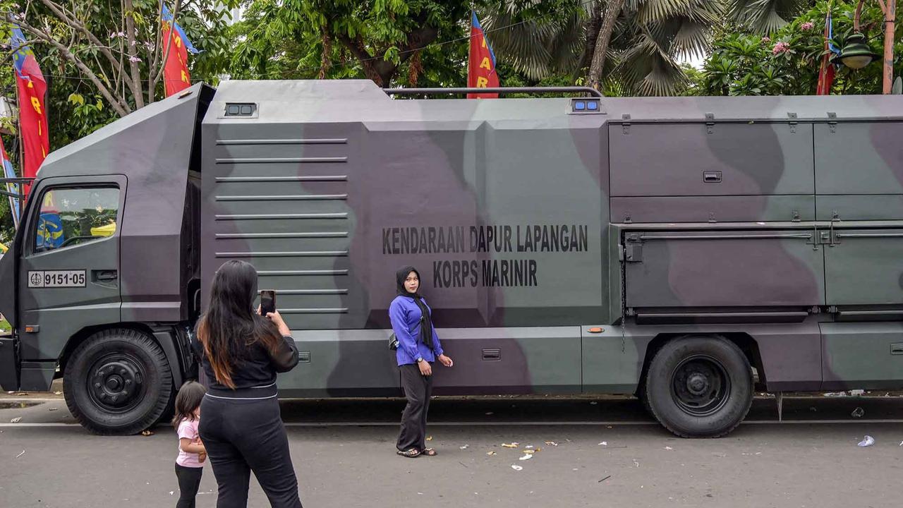 FOTO: Kendaraan Tempur Diserbu Warga, HUT ke-80 Marinir RI Meriah di Surabaya