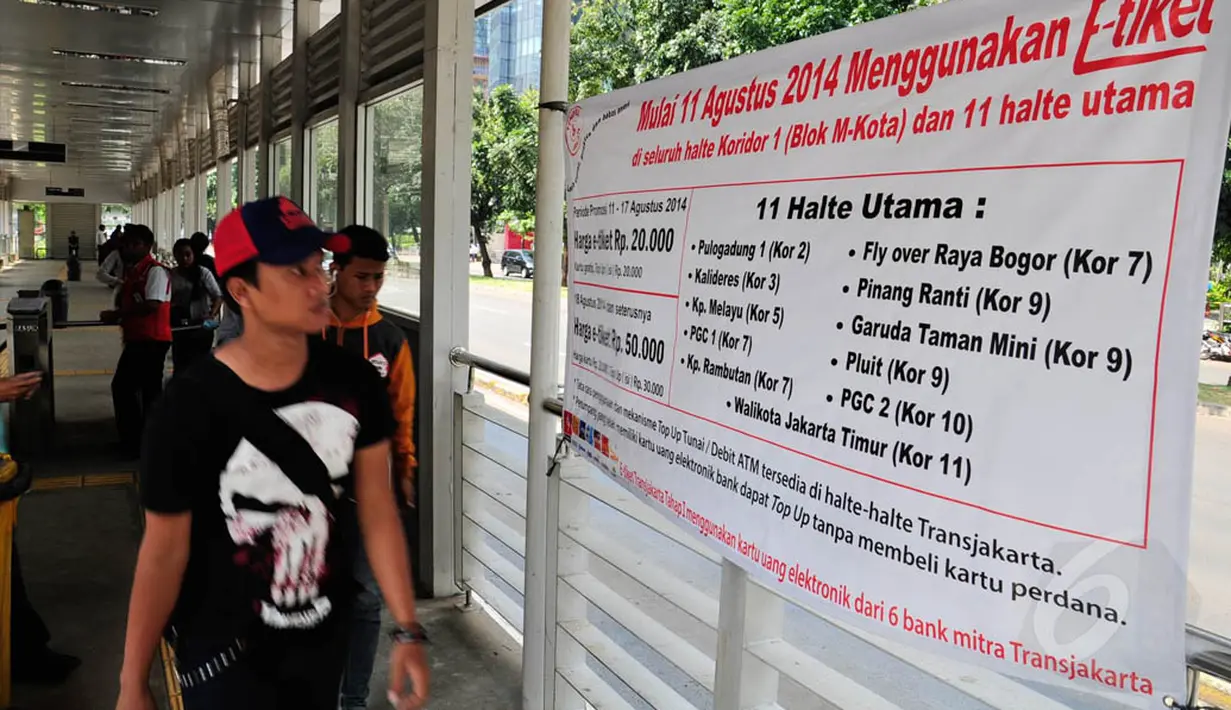 Sebuah spanduk pengumuman tentang mulai berlaukunya E-Tiket terpajang di halte busway Karet, Jakarta, Senin (4/8/2014) (Liputan6.com/Faizal Fanani)