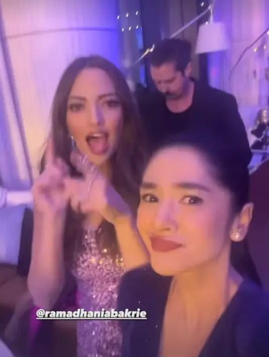 Bersama keluarga dan kerabat, Nia Ramadhani menikmati New Year Party dengan gaya glamornya yang khas [@ramadhaniabakrie]