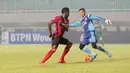 Kiper PS TNI, Dika Bhayangkara dihadang pemain Persipura Jayapura Foday Eddy Boakay  pada laga Torabika SC 2016 di Stadion Pakansari, Bogor, Minggu (19/6/2016). (Bola.com/Nicklas Hanoatubun)