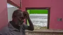 Ranjith Sunimal Fernando kini hanya memiliki kerangka rumah di tepi pantai Sri Lanka yang hilang ditelan laut. Ombak menerjang dinding-dindingnya yang rusak hingga menjadi ruangan-ruangan kosong yang rusak. (AP Photo/Eranga Jayawardena)