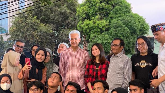 Bakal capres Ganjar Pranowo dan cawapres Mahfud Md ngobrol bareng gen Z di M Bloc, Jakarta Selatan, Senin (23/10/2023).