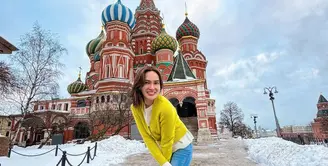 Shandy Aulia tengah berada di Moscow. Di tengah cuaca dingin Shandy nampak stylish dengan pilihan busana musim dinginnya. [Foto: Instagram/shandyaulia]