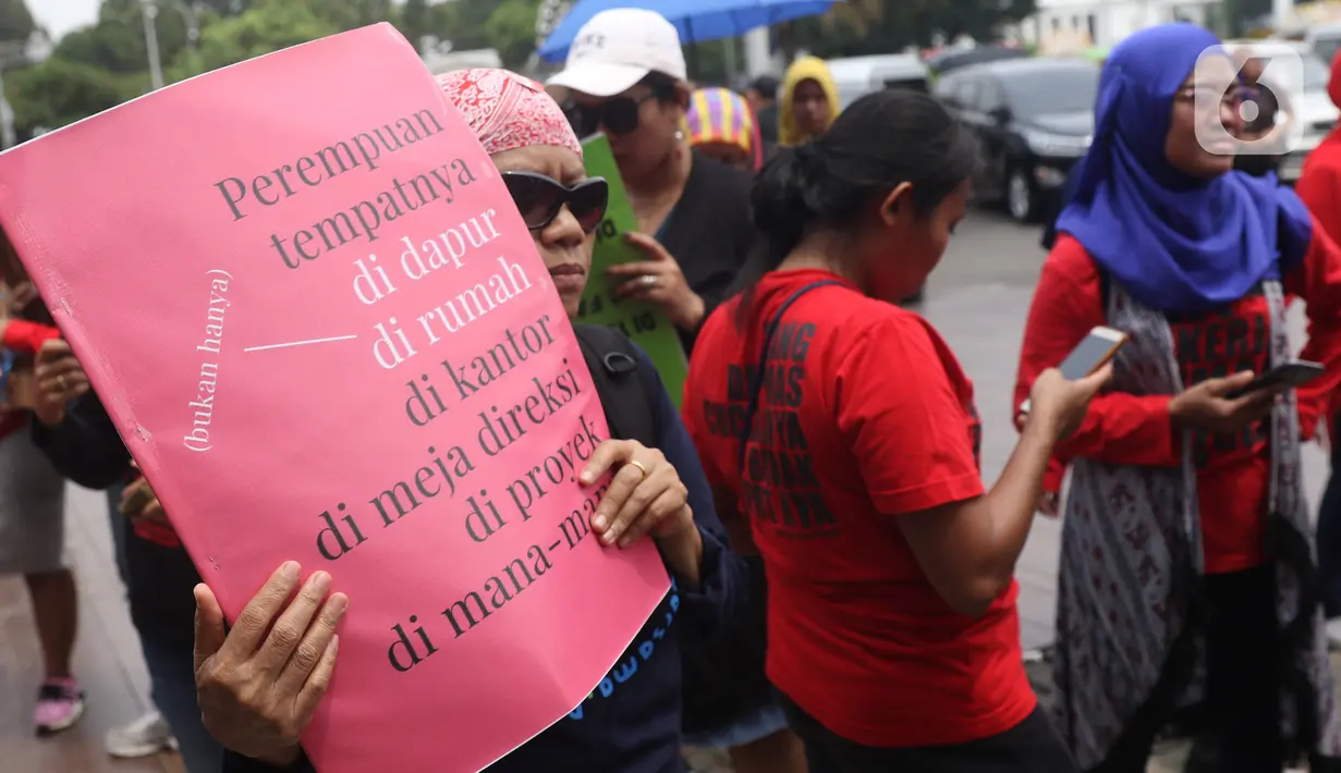 Sejumlah aktivis yang tergabung dalam aliansi perempuan bangkit melakukan aksi damai pada Hari Ibu di depan Istana, Jakarta, Minggu (22/12/2019). Dalam aksi tersebut mereka menyuarakan agar menyamakan hak-hak perempuan dan kesejahteraan. (Liputan6.com/Angga Yuniar)