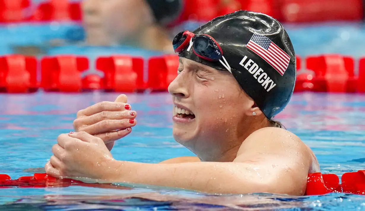Perenang Amerika Serikat, Katie Ledecky, menangis terharu setelah memenangkan final gaya bebas 1500 meter putri Olimpiade Tokyo 2020. (Foto: AP/Petr David Josek)