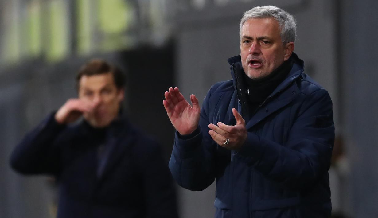 Jose Mourinho. Pelatih berusia 58 tahun yang awal musim ini hijrah ke AS Roma usai 2 musim menangani Tottenham Hotspur mengumpulkan total 217 kemenangan dari 362 laga. Selain bersama Spurs, jumlah tersebut termasuk bersama 2 klub lainnya, Chelsea dan Manchester United. (AFP/Pool/Clive Rose)