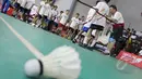Lius Pongoh (Juara Indonesia Terbuka 1984) sedang memberikan Coaching Clinic kepada Atlet Muda di Gor ASA Cilegon, Banten, Sabtu (14/3/2015). Kegiatan ini sebagai pemasalan bulutangkis keseluruh Indonesia. (Liputan6.com/Helmi Afandi)