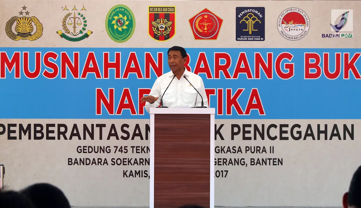 Menko Polhukam Wiranto memberi keterangan saat pemusnahan barang bukti narkotika di Gedung 745 Teknik Sanitasi Angkasa Pura II Bandara Soekarno Hatta, Banten, Kamis (28/12). (Liputan6.com/JohanTallo)