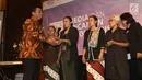 Ketua AJI Suwarjono memberikan penghargaan Tasrif Award kepada Kartini Kendeng pada perayaan Ulang Tahun AJI Indonesia, di Jakarta, Senin (07/08). Penghargaan ini diberikan sebagai bentuk apresiasi pada kedua kelompok aktivis. (Liputan6.com/Angga Yuniar)