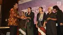 Ketua AJI Suwarjono memberikan penghargaan Tasrif Award kepada Kartini Kendeng pada perayaan Ulang Tahun AJI Indonesia, di Jakarta, Senin (07/08). Penghargaan ini diberikan sebagai bentuk apresiasi pada kedua kelompok aktivis. (Liputan6.com/Angga Yuniar)