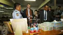 Menteri Kehakiman Australia Michael Keenan berbincang dengan petugas di Lembaga Pemasyrakatan Cipinang, Jakarta, Rabu (1/2). (Liputan6.com/Helmi Afandi)