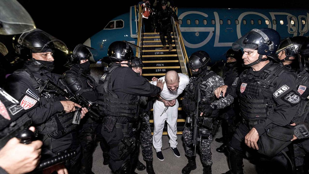 FOTO: Super Ketat Kemanan saat Deportasi 250 Imigran Terduga Anggota Geng Kriminal ke Penjara CECOT El Salvador